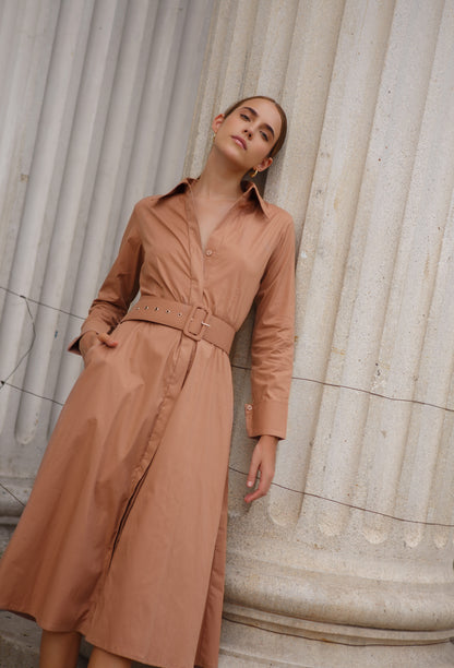 vestido -camel- popelina -mujer elegante